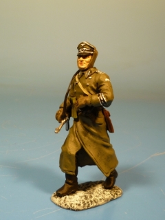 Waffen-SS Offizier im Mantel mit MP 40