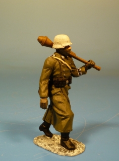 Waffen-SS Soldat im Mantel mit Panzerfaust 