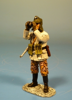 Waffen-SS Soldat in Winteruniform mit Fernglas