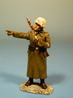 Waffen-SS Soldat im Mantel zeigend mit Fernglas