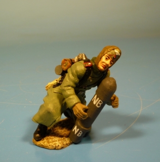 Winter Wehrmacht Soldat mit Rakete f�r Nebelwerfer