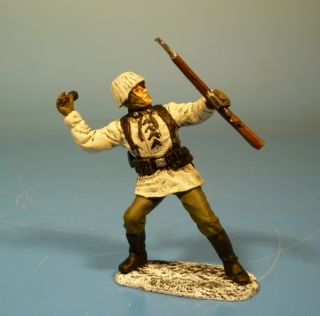 Wehrmacht Winter Soldat mit Gewehr 43 und Handgranate werfend