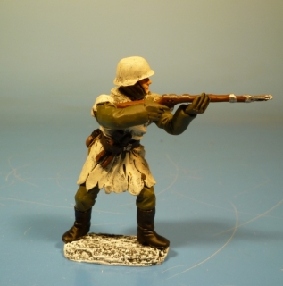 Wehrmacht Winter Soldat schie�end mit Karabiner 98k