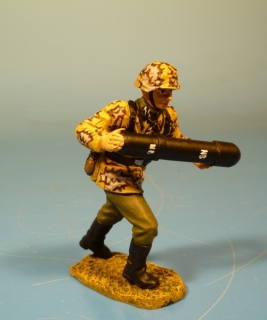 Waffen-SS Eichentarn Herbst Soldat mit Rakete fr Nebelwerfer