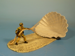 Fallschirmj�her Schirm stehend einziehend