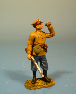 Rote Armee Offizier aus Feldflasche trinkend