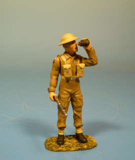 Britische Armee Soldat aus Feldflasche trinkend 