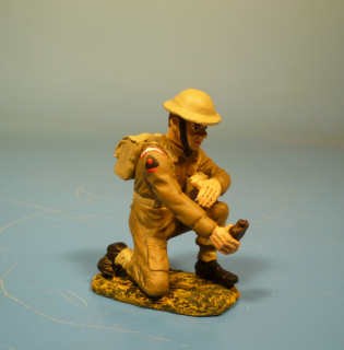 Britische Armee Soldat kniend mit Feldflasche