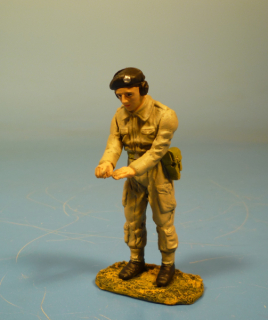 Britischer Panzersoldat Karte lesend