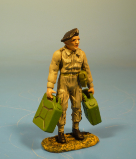Britischer Panzersoldat mit Benzinkanistern