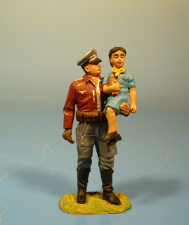 Jagdflieger mit Kind auf dem Arm