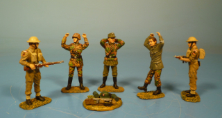 Britische Soldaten mit gefangenen Waffen-SS Soldaten