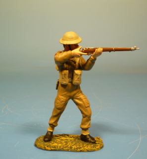 Britischer Soldat mit Gewehr schieend