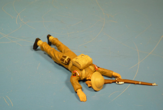 Britischer Soldat tot am Boden liegend