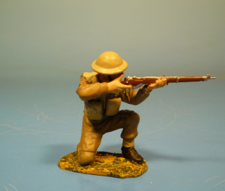 Britischer Soldat mit Gewehr schieend