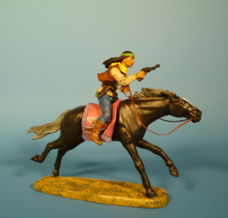 Apache zu Pferd mit Revolver schieend